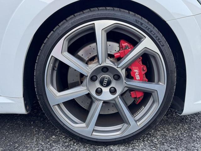 ＴＴ ＲＳクーペ ベースグレード　ＲＳエキゾースト　ＯＰ２０インチＡＷ　マトリクスＯＬＥＤ　マットアルミニウムスタイリングＰＫＧ　エクステンデットレザーＰＫＧ　ファインナッパレザー　レッドキャリパー　クルコン　バックカメラ（13枚目）