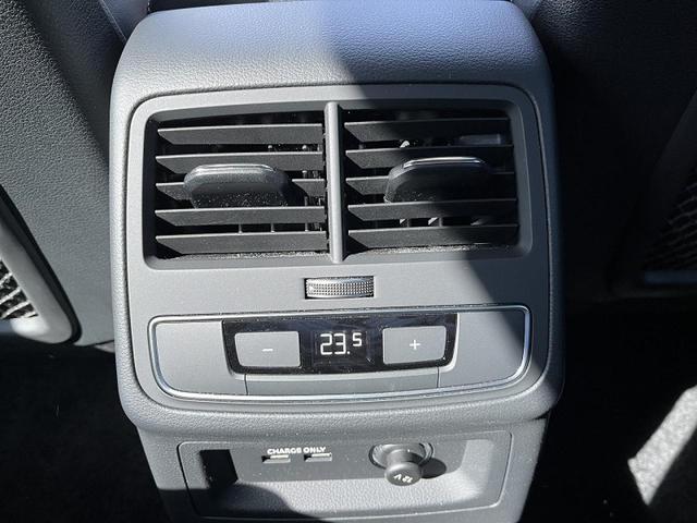 Ａ４ ３５ＴＦＳＩ　Ｓライン　ＳラインプラスＰＫＧ　ＳラインインテリアＰＫＧ　マトリクスＬＥＤヘッドライトＰＫＧ　ＴＶチューナー　マルチカラーアンビエントライト　スマホ連携　ワイヤレスチャージ　全周囲カメラ　パークアシスト（30枚目）