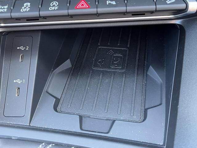 Ｑ３ ３５ＴＦＳＩ　Ｓライン　ブラックスタイリングＰＫＧ　プラスＰＫＧ　コンビニ＆アシスタンスＰＫＧ　スマホ連携　ワイヤレスチャージ　パーシャルレザー　１９インチＡＷ　全周囲カメラ　アンビエントライト　サイドアシスト　１オーナー（8枚目）
