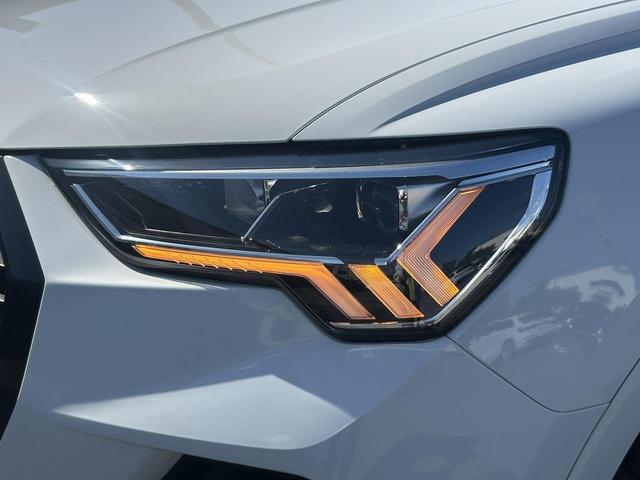 Ｑ３ ３５ＴＦＳＩ　Ｓライン　ブラックスタイリングＰＫＧ　プラスＰＫＧ　コンビニ＆アシスタンスＰＫＧ　スマホ連携　ワイヤレスチャージ　パーシャルレザー　１９インチＡＷ　全周囲カメラ　アンビエントライト　サイドアシスト　１オーナー（12枚目）