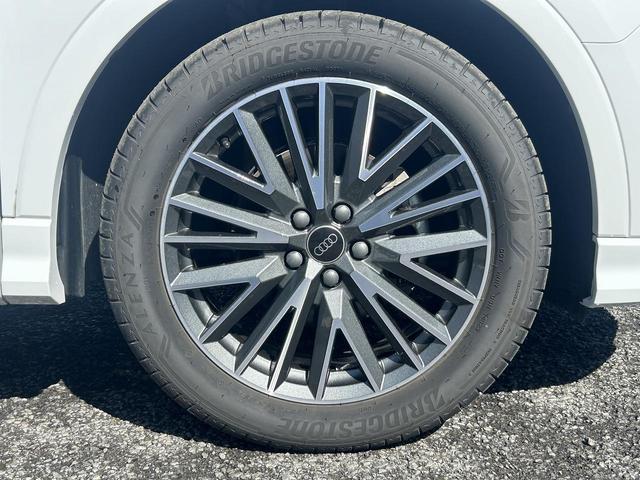 Ｑ３ ３５ＴＦＳＩ　Ｓライン　ブラックスタイリングＰＫＧ　プラスＰＫＧ　コンビニ＆アシスタンスＰＫＧ　スマホ連携　ワイヤレスチャージ　パーシャルレザー　１９インチＡＷ　全周囲カメラ　アンビエントライト　サイドアシスト　１オーナー（13枚目）