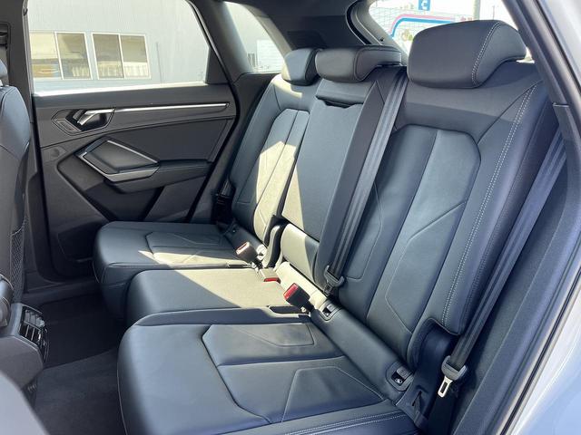 Ｑ３ ３５ＴＦＳＩ　Ｓライン　ブラックスタイリングＰＫＧ　プラスＰＫＧ　コンビニ＆アシスタンスＰＫＧ　スマホ連携　ワイヤレスチャージ　パーシャルレザー　１９インチＡＷ　全周囲カメラ　アンビエントライト　サイドアシスト　１オーナー（15枚目）