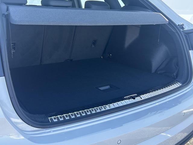 Ｑ３ ３５ＴＦＳＩ　Ｓライン　ブラックスタイリングＰＫＧ　プラスＰＫＧ　コンビニ＆アシスタンスＰＫＧ　スマホ連携　ワイヤレスチャージ　パーシャルレザー　１９インチＡＷ　全周囲カメラ　アンビエントライト　サイドアシスト　１オーナー（16枚目）