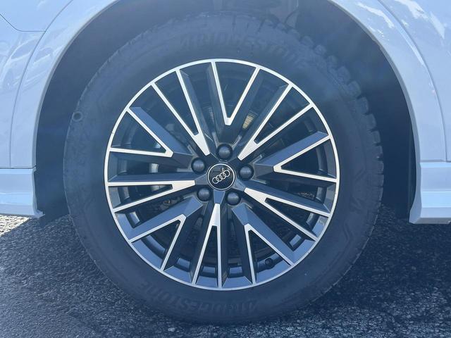 Ｑ３ ３５ＴＦＳＩ　Ｓライン　ブラックスタイリングＰＫＧ　プラスＰＫＧ　コンビニ＆アシスタンスＰＫＧ　スマホ連携　ワイヤレスチャージ　パーシャルレザー　１９インチＡＷ　全周囲カメラ　アンビエントライト　サイドアシスト　１オーナー（24枚目）