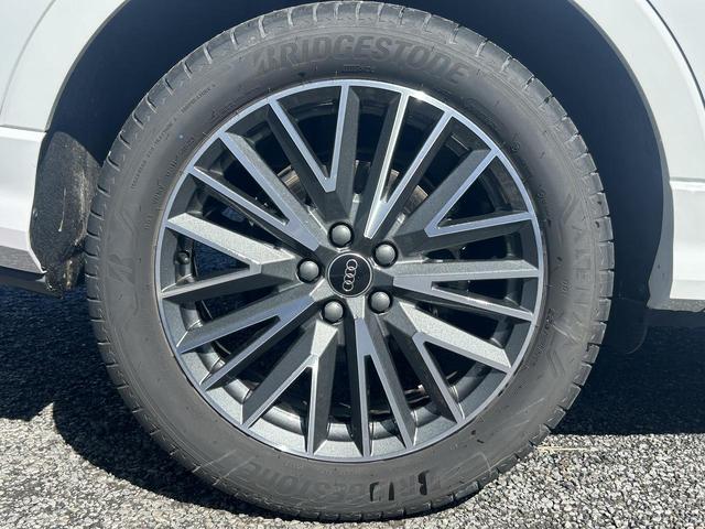 Ｑ３ ３５ＴＦＳＩ　Ｓライン　ブラックスタイリングＰＫＧ　プラスＰＫＧ　コンビニ＆アシスタンスＰＫＧ　スマホ連携　ワイヤレスチャージ　パーシャルレザー　１９インチＡＷ　全周囲カメラ　アンビエントライト　サイドアシスト　１オーナー（25枚目）
