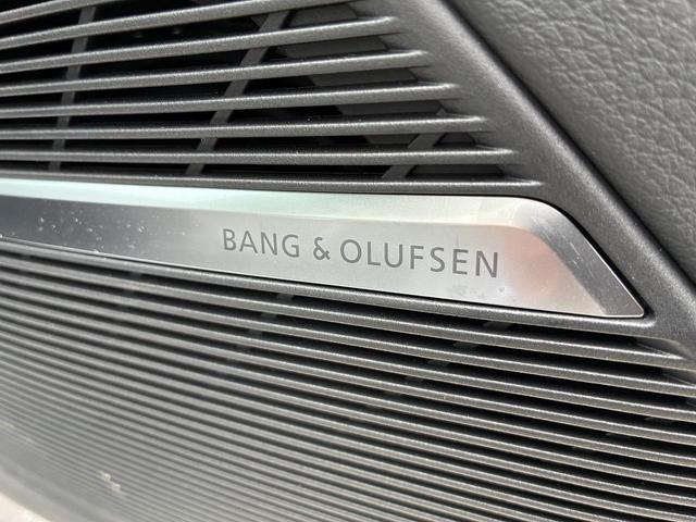 Ｑ８ ５５ＴＦＳＩクワトロ　Ｓライン　ブラックスタイリングＰＫＧ　Ｂａｎｇ＆Ｏｌｕｆｓｅｎ　コンフォートアシスタンスＰＫＧ　マトリクスＬＥＤ　シートベンチレーション　２２インチＡＷ　オールホイールステアリング　ステアリングヒーター（3枚目）