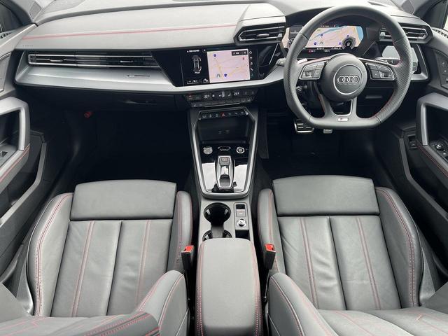 Ａ３セダン Ｓライン　１ｓｔエディション　２００台限定　専用１８インチＡＷ　ＡｕｄｉＳｐｏｒｔレッドステッチ　ＳラインプラスＰＫＧ　ナビケーションＰＫＧ　コンビニエンス＆アシスタンスＰＫＧ　マトリクスＬＥＤヘッドライト　ドアエントリーライト（2枚目）