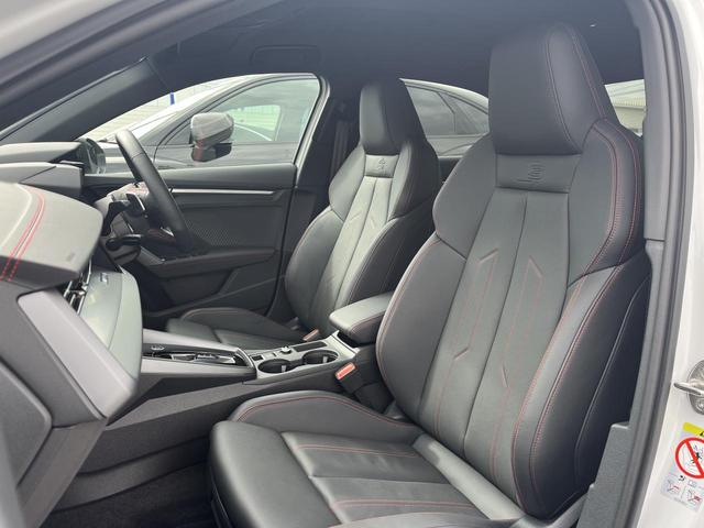 Ａ３セダン Ｓライン　１ｓｔエディション　２００台限定　専用１８インチＡＷ　ＡｕｄｉＳｐｏｒｔレッドステッチ　ＳラインプラスＰＫＧ　ナビケーションＰＫＧ　コンビニエンス＆アシスタンスＰＫＧ　マトリクスＬＥＤヘッドライト　ドアエントリーライト（15枚目）