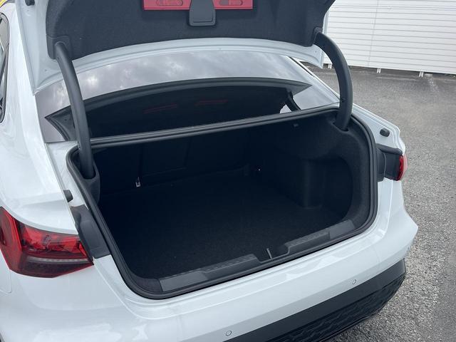 Ａ３セダン Ｓライン　１ｓｔエディション　２００台限定　専用１８インチＡＷ　ＡｕｄｉＳｐｏｒｔレッドステッチ　ＳラインプラスＰＫＧ　ナビケーションＰＫＧ　コンビニエンス＆アシスタンスＰＫＧ　マトリクスＬＥＤヘッドライト　ドアエントリーライト（17枚目）