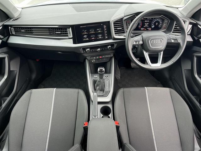 Ａ１スポーツバック シティカーバーブラックスタイルプラス　限定車１２５台　ブラックスタイリング　専用１７インチＡＷ　プライバシーガラス　コントラストルーフ　ＡＣＣ　レーンアシスト　スマホ連携　リヤビューカメラ　シートヒーター　ＬＥＤライト　１オーナー車（2枚目）