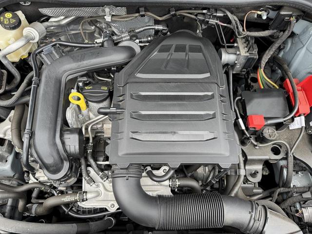 Ａ１スポーツバック シティカーバーブラックスタイルプラス　限定車１２５台　ブラックスタイリング　専用１７インチＡＷ　プライバシーガラス　コントラストルーフ　ＡＣＣ　レーンアシスト　スマホ連携　リヤビューカメラ　シートヒーター　ＬＥＤライト　１オーナー車（13枚目）