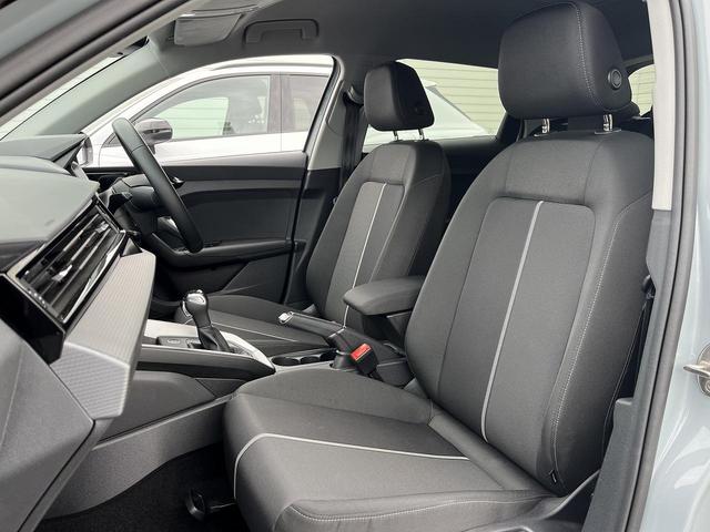 Ａ１スポーツバック シティカーバーブラックスタイルプラス　限定車１２５台　ブラックスタイリング　専用１７インチＡＷ　プライバシーガラス　コントラストルーフ　ＡＣＣ　レーンアシスト　スマホ連携　リヤビューカメラ　シートヒーター　ＬＥＤライト　１オーナー車（14枚目）