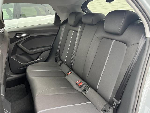 Ａ１スポーツバック シティカーバーブラックスタイルプラス　限定車１２５台　ブラックスタイリング　専用１７インチＡＷ　プライバシーガラス　コントラストルーフ　ＡＣＣ　レーンアシスト　スマホ連携　リヤビューカメラ　シートヒーター　ＬＥＤライト　１オーナー車（15枚目）