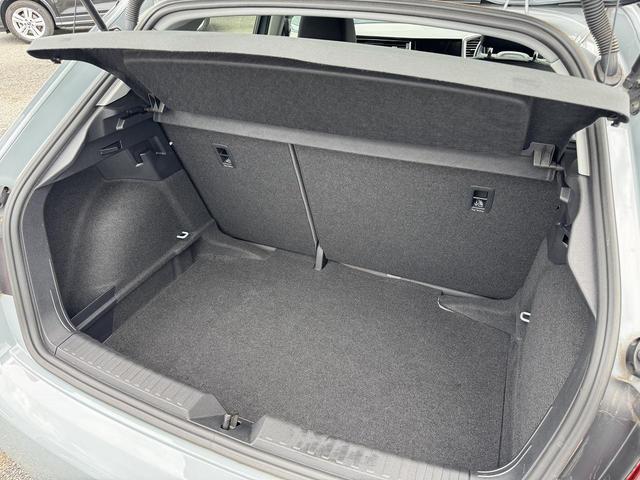 Ａ１スポーツバック シティカーバーブラックスタイルプラス　限定車１２５台　ブラックスタイリング　専用１７インチＡＷ　プライバシーガラス　コントラストルーフ　ＡＣＣ　レーンアシスト　スマホ連携　リヤビューカメラ　シートヒーター　ＬＥＤライト　１オーナー車（16枚目）