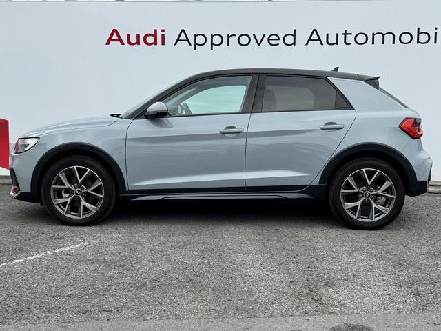 Ａ１スポーツバック シティカーバーブラックスタイルプラス　限定車１２５台　ブラックスタイリング　専用１７インチＡＷ　プライバシーガラス　コントラストルーフ　ＡＣＣ　レーンアシスト　スマホ連携　リヤビューカメラ　シートヒーター　ＬＥＤライト　１オーナー車（19枚目）