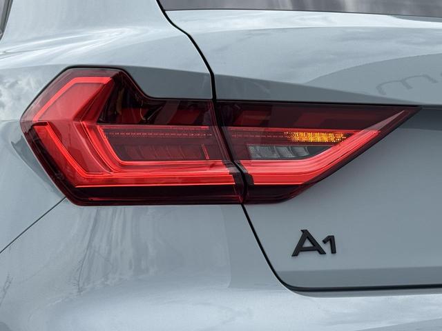 Ａ１スポーツバック シティカーバーブラックスタイルプラス　限定車１２５台　ブラックスタイリング　専用１７インチＡＷ　プライバシーガラス　コントラストルーフ　ＡＣＣ　レーンアシスト　スマホ連携　リヤビューカメラ　シートヒーター　ＬＥＤライト　１オーナー車（21枚目）