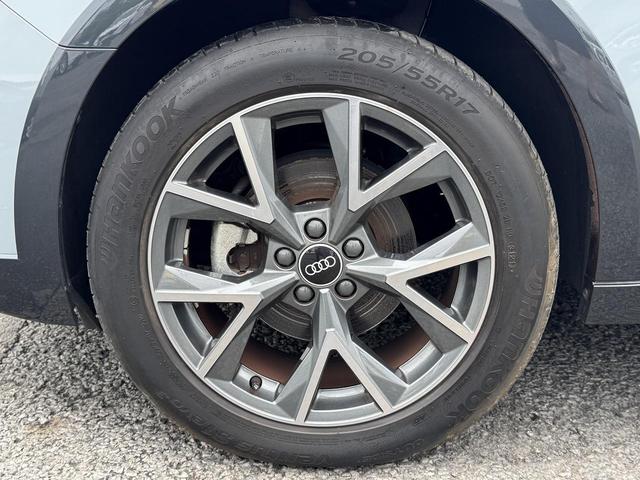 Ａ１スポーツバック シティカーバーブラックスタイルプラス　限定車１２５台　ブラックスタイリング　専用１７インチＡＷ　プライバシーガラス　コントラストルーフ　ＡＣＣ　レーンアシスト　スマホ連携　リヤビューカメラ　シートヒーター　ＬＥＤライト　１オーナー車（23枚目）