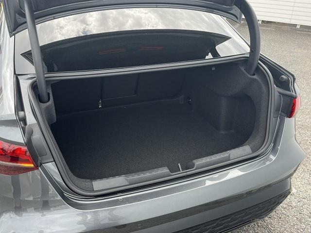 A3セダン Sライン 1stエディション 200台限定 専用18インチAW SラインプラスPKG ナビケーションPKG コンビニエンス&アシスタンスPKG マトリクスLEDヘッドライト ドアエントリーライト AudiSportレッドステッチ(16枚目)