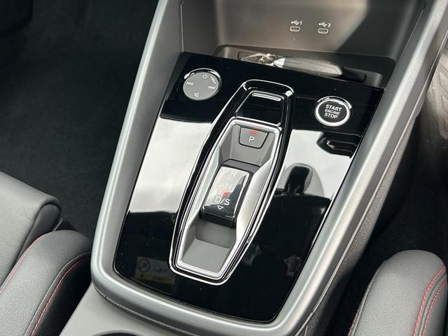 A3セダン Sライン 1stエディション 200台限定 専用18インチAW SラインプラスPKG ナビケーションPKG コンビニエンス&アシスタンスPKG マトリクスLEDヘッドライト ドアエントリーライト AudiSportレッドステッチ(26枚目)