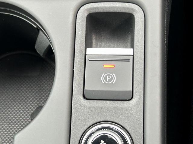 A3セダン Sライン 1stエディション 200台限定 専用18インチAW SラインプラスPKG ナビケーションPKG コンビニエンス&アシスタンスPKG マトリクスLEDヘッドライト ドアエントリーライト AudiSportレッドステッチ(32枚目)