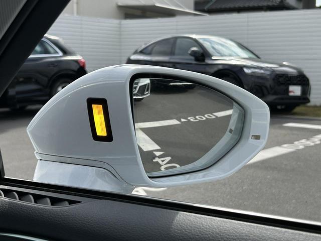アウディサイドアシスト『後方の死角を並走する車両を検知しドアミラーの内側のＬＥＤが点灯。ドライバーに注意を促し事故を未然に防ぐシステムです。』