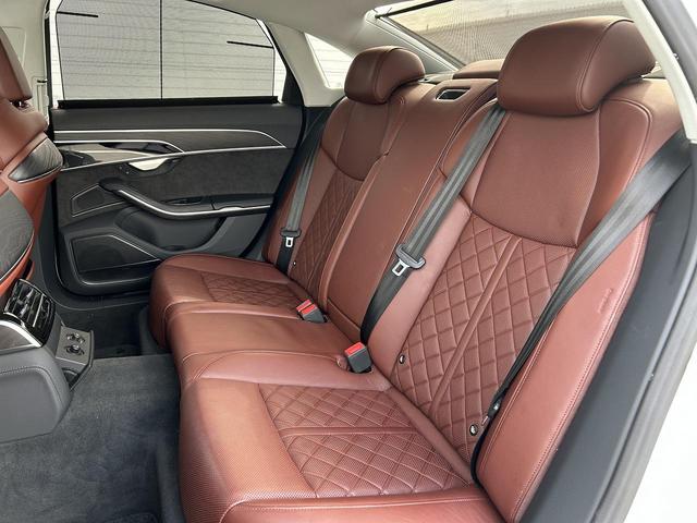 コンフォートスポーツシート『Ａｕｄｉならではの洗練されたインテリア！シートの使用感も少なく綺麗な状態です！』