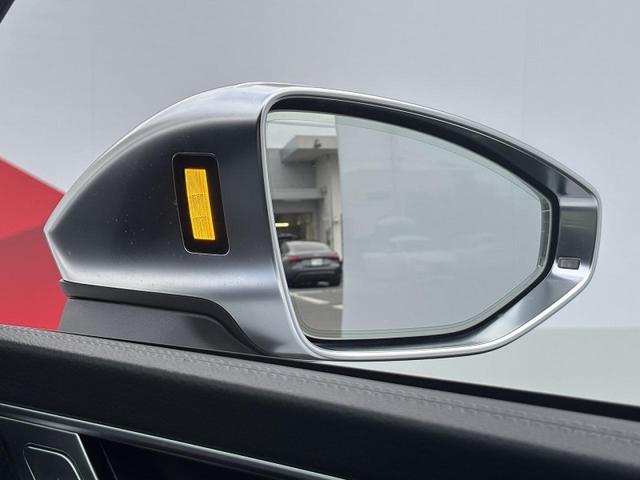 ●アウディサイドアシスト『後方の死角を並走する車両を検知しドアミラーの内側のＬＥＤが点灯。ドライバーに注意を促し事故を未然に防ぐシステムです。』