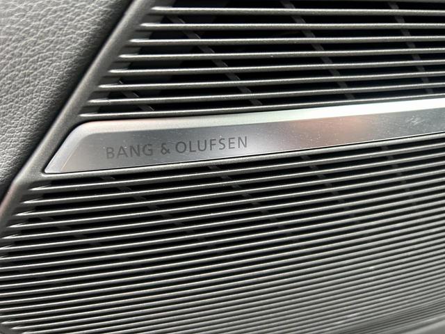 Q8 55TFSIクワトロ デビューパッケージSライン B&O パノラマサンルーフ ワンオーナー コンフォートアシスタンスPKG ACC レーンアシスト ハーフレザー マトリクスLED アルカンターラ バーチャルコックピット オールホイールステアリング(4枚目)