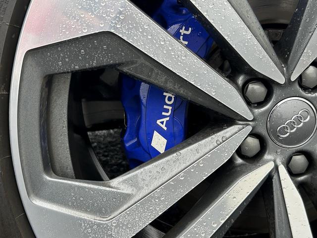 Q8 55TFSIクワトロ デビューパッケージSライン B&O パノラマサンルーフ ワンオーナー コンフォートアシスタンスPKG ACC レーンアシスト ハーフレザー マトリクスLED アルカンターラ バーチャルコックピット オールホイールステアリング(23枚目)