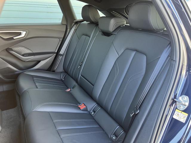 A5アバント TFSI 110kW Sラインパッケージ テクノロジーPKG ブラックスタイリングPKG ライティングPKG OP19インチAW パッセンジャーディスプレイ ダンピングコントロールサス デジタルOLED ステアリングヒーター(15枚目)