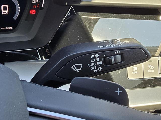 ●レーンアシスト『６０ｋｍ／ｈ　以上での走行時にドライバーの不注意によってクルマがレーンをはみ出しそうになると、クルマをレーンに戻す方向にステアリングをアシストします。』