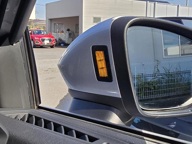 ●アウディサイドアシスト『後方の死角を並走する車両を検知しドアミラーの内側のＬＥＤが点灯。ドライバーに注意を促し事故を未然に防ぐシステムです。』