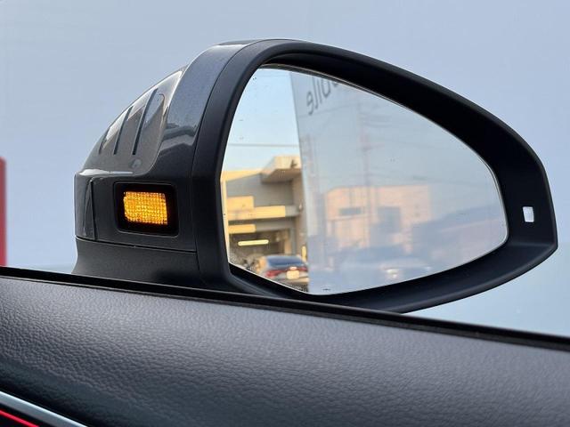 アウディサイドアシスト『後方の死角を並走する車両を検知しドアミラーの内側のＬＥＤが点灯。ドライバーに注意を促し事故を未然に防ぐシステムです。』
