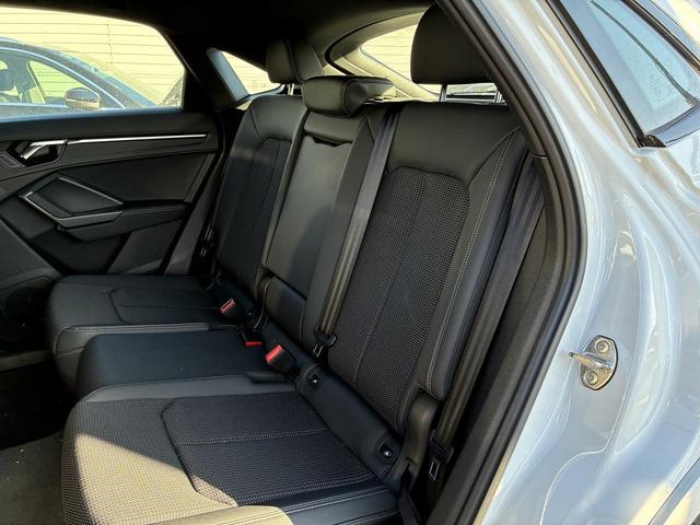 Ｑ３スポーツバック ３５ＴＤＩクワトロ　Ｓライン　ＳＯＮＯＳサウンド　ブラックスタイリングＰＫＧ　ＴＶチューナー　コンビニ＆アシスタンスＰＫＧ　ＡＣＣ　レーンアシスト　サイドアシスト　純正１９インチＡＷ　全周囲カメラ　ドライブセレクト　１オーナー（15枚目）