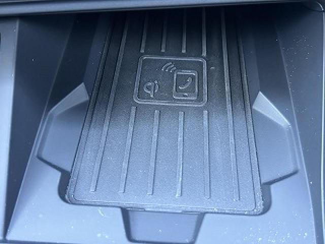 【ワイヤレスチャージング】フロントセンターコンソール近くに携帯電話を置くと、ワイヤレスで充電できます。