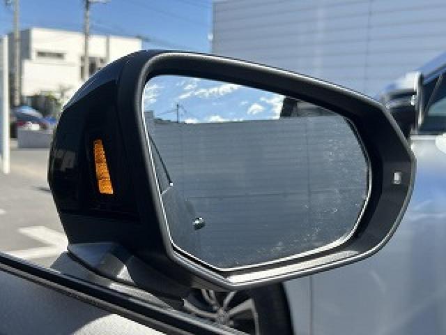 【サイドアシスト】自車を追い越そうとするクルマが自車の死角にいる場合など、システムが車線変更の危険を予測し、該当する側のエクステリアミラーに搭載されたＬＥＤが点灯してドライバーに警告します。