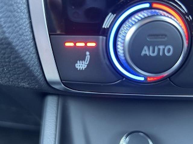 【シートヒーター】冬場には欠かせない装備！３段階の温度調整が可能で快適にご使用頂けます。ぜひご体感下さい。