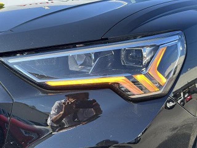 【ＬＥＤヘッドライト】太陽光に近い光源で路面を照射するＬＥＤヘッドライトは独特のデザインが特徴。より高い安全性と利便性、かつ消費電力は少なく、長い耐用年数を誇ります。