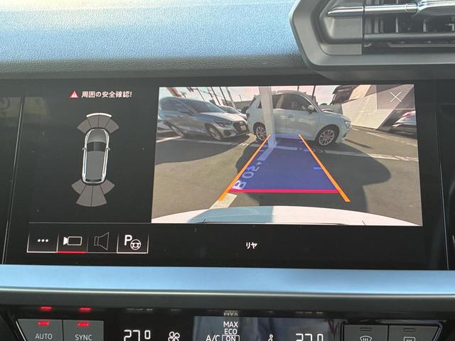 ●リアビューカメラ『入車経路を算出し、ガイドラインと補助線をディスプレイに表示します。同時にバンパーに内蔵のセンサーが障害物を感知し音で注意を促します。後方の死角も安心していただけます。』