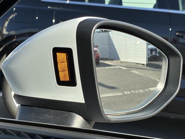 ●アウディサイドアシスト『後方の死角を並走する車両を検知しドアミラーの内側のＬＥＤが点灯。ドライバーに注意を促し事故を未然に防ぐシステムです。』