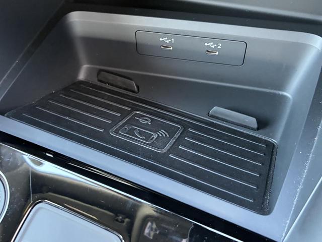 ●ワイヤレスチャージング『フロントセンターコンソール近くに携帯電話を置くと、ワイヤレスで充電できます。』