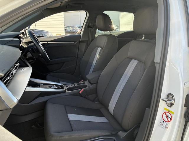 ●前席シート『当店は、全国トップクラスの在庫台数を展示しております。離れたヤードにも車両を保管しておりますので、ご予約の上でのご来場をおすすめしております！』