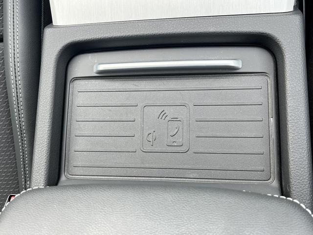 ●【ワイヤレスチャージング】フロントセンターコンソール近くに携帯電話を置くと、ワイヤレスで充電できます。