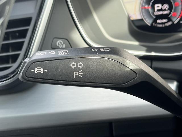 ●アクティブレーンアシスト『６０ｋｍ／ｈ　以上での走行時にドライバーの不注意によってクルマがレーンをはみ出しそうになると、クルマをレーンに戻す方向にステアリングをアシストします。』