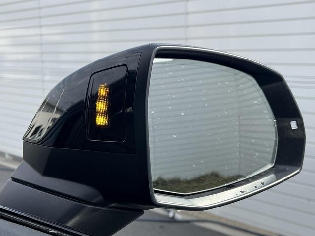 ●アウディサイドアシスト『後方の死角を並走する車両を検知しドアミラーの内側のＬＥＤが点灯。ドライバーに注意を促し事故を未然に防ぐシステムです。』