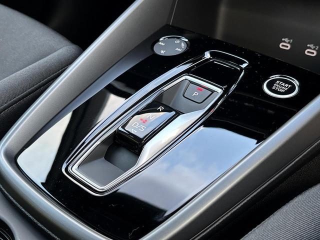 Ａ３セダン ３０ＴＦＳＩアドバンスド　コンビニエンス＆アシスタンスＰＫＧライト　ナビゲーションＰＫＧ　ＡＣＣ　レーンアシスト　サイドアシスト　バックカメラ　前後ソナー　駐車アシスト　電動シート　シートヒーター　スマホ連携　純正１７ＡＷ（12枚目）