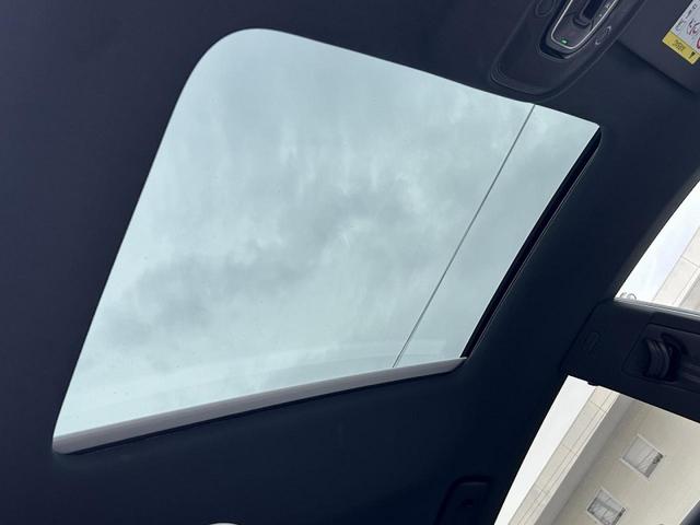 ＲＳ５スポーツバック ベースグレード　カーボンスタイリングＰＫＧ　ＲＳデザインＰＫＧグレー　ＲＳスポーツバックエキゾースト　パノラマサンルーフ　ＯＰ２０インチＡＷ　カーボンディラティブパネル　レッドブレーキキャリパー　全席シートヒーター（4枚目）