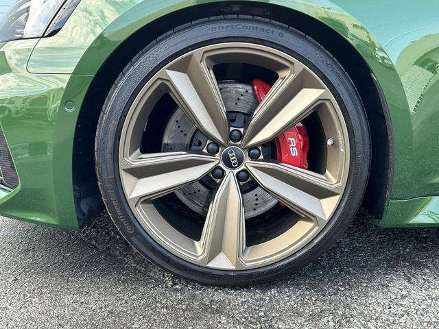 ＲＳ５スポーツバック ベースグレード　カーボンスタイリングＰＫＧ　ＲＳデザインＰＫＧグレー　ＲＳスポーツバックエキゾースト　パノラマサンルーフ　ＯＰ２０インチＡＷ　カーボンディラティブパネル　レッドブレーキキャリパー　全席シートヒーター（25枚目）