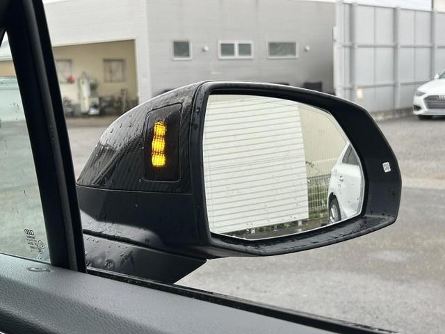 アウディサイドアシスト『後方の死角を並走する車両を検知しドアミラーの内側のＬＥＤが点灯。ドライバーに注意を促し事故を未然に防ぐシステムです。』