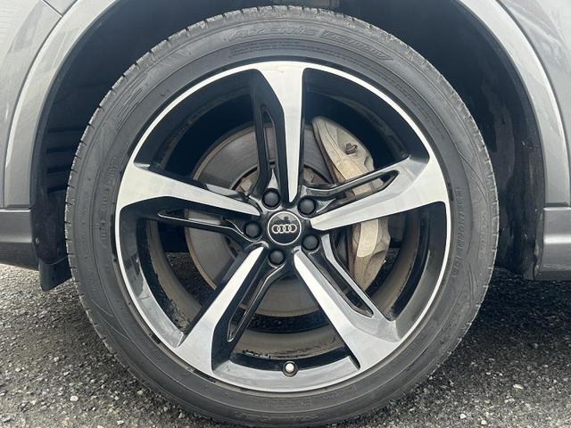 専用２１インチアルミホイール『スタイリッシュなデザインでＡｕｄｉならではの卓越した走りを支えるホイールと足回りです！』